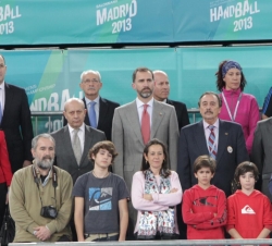 El Príncipe durante la interpretación del Himno Nacional, junto al ministro de Educación, Cultura y Deporte, el presidente del Consejo Superior de Dep
